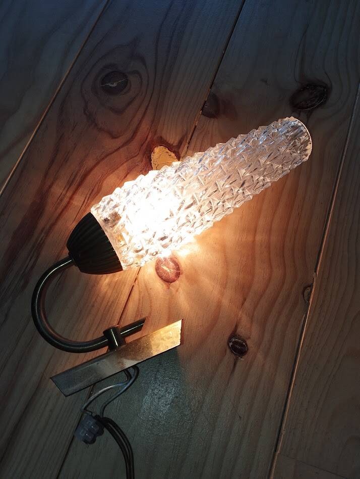 Vintage wall light in brass and textured glass – 60s/70s style
