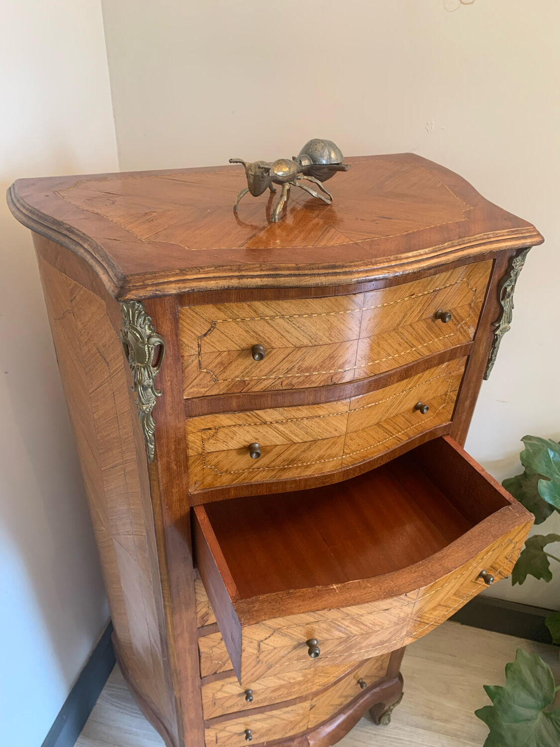 Rosewood weekly and curved marquetry on all three sides