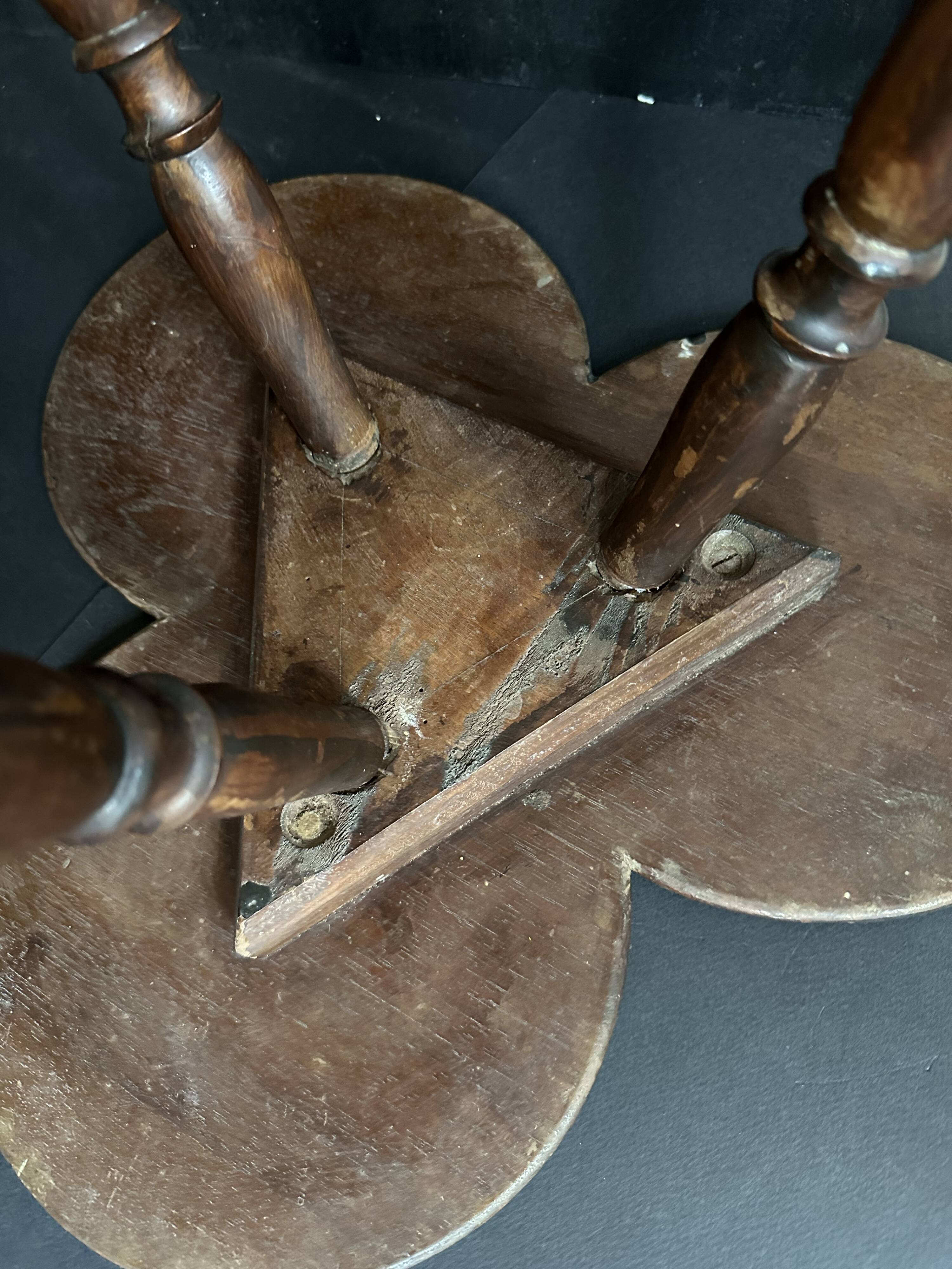 Guéridon Napoléon III en bois, forme trèfle