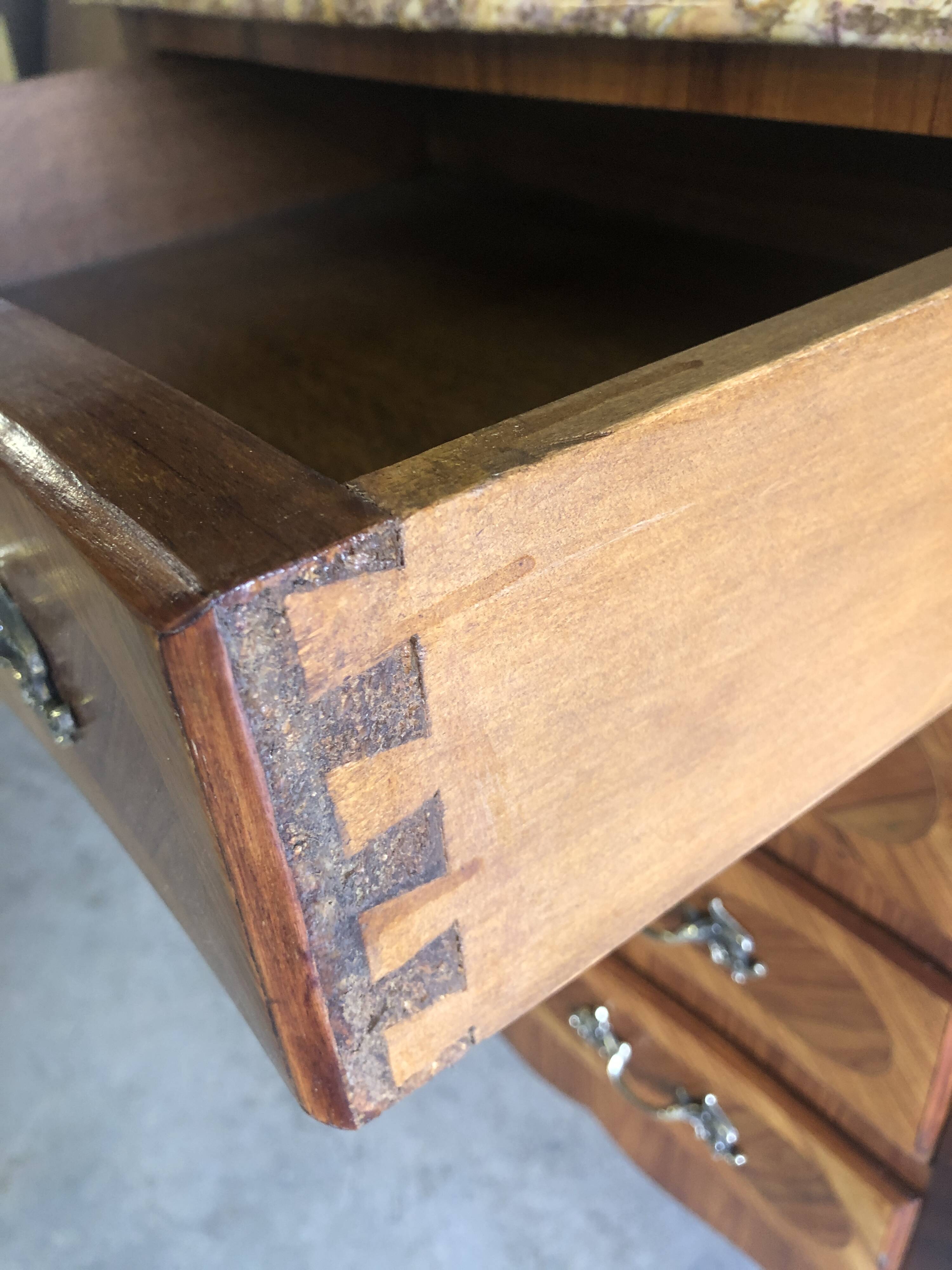 Petite commode « entre deux «