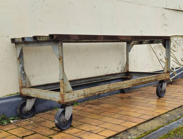 Table / établi industriel en métal sur roulettes, milieu XXᵉ siècle