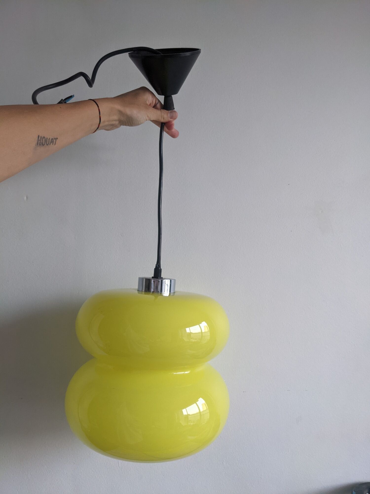 Suspension globe style peill & putlzer vintage lamp in yellow opaline for walking light