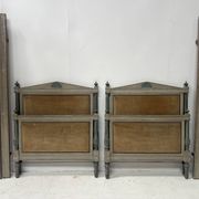 Paire de lits de style Directoire en hetre rechampi XX siècle