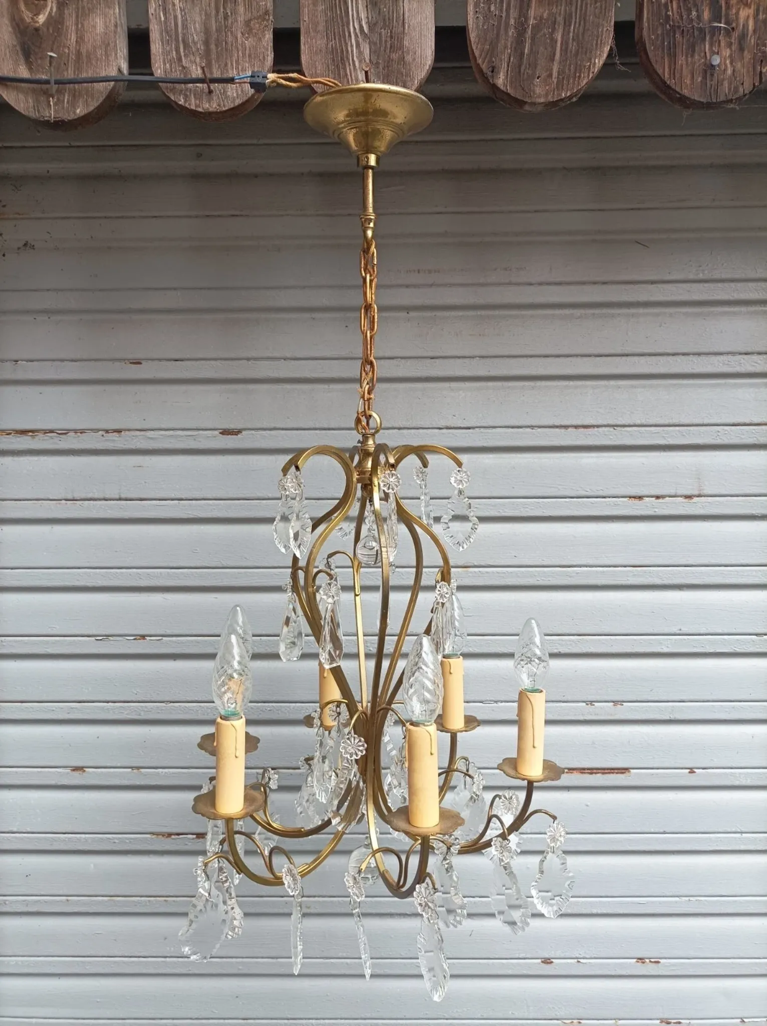 Remarkable cage chandelier with 6 lights and complete crystal pendants in working condition.