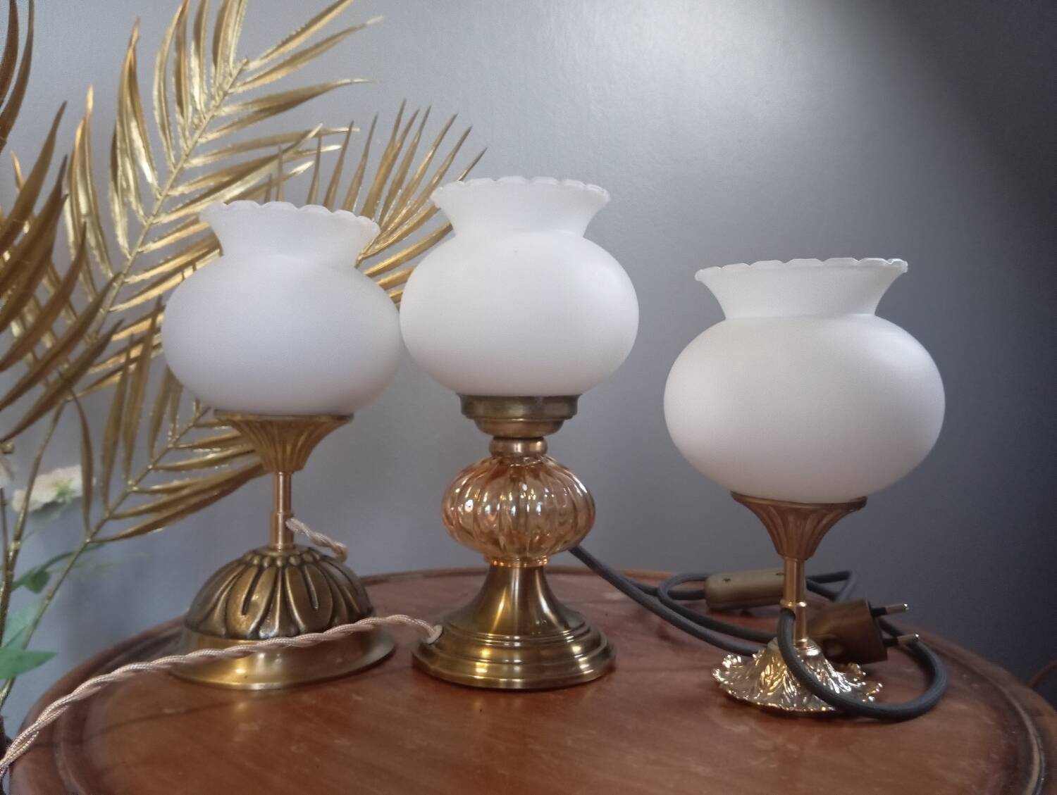 Trio lampes à poser style art deco bronze et opaline blanche
