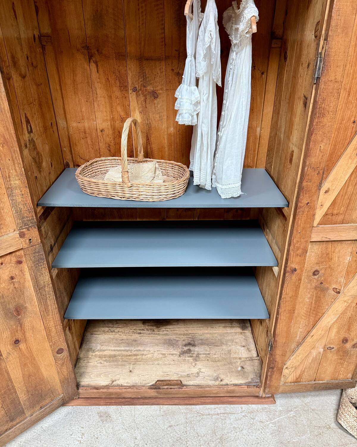 Large Parisian wardrobe with hanging space (renovated)