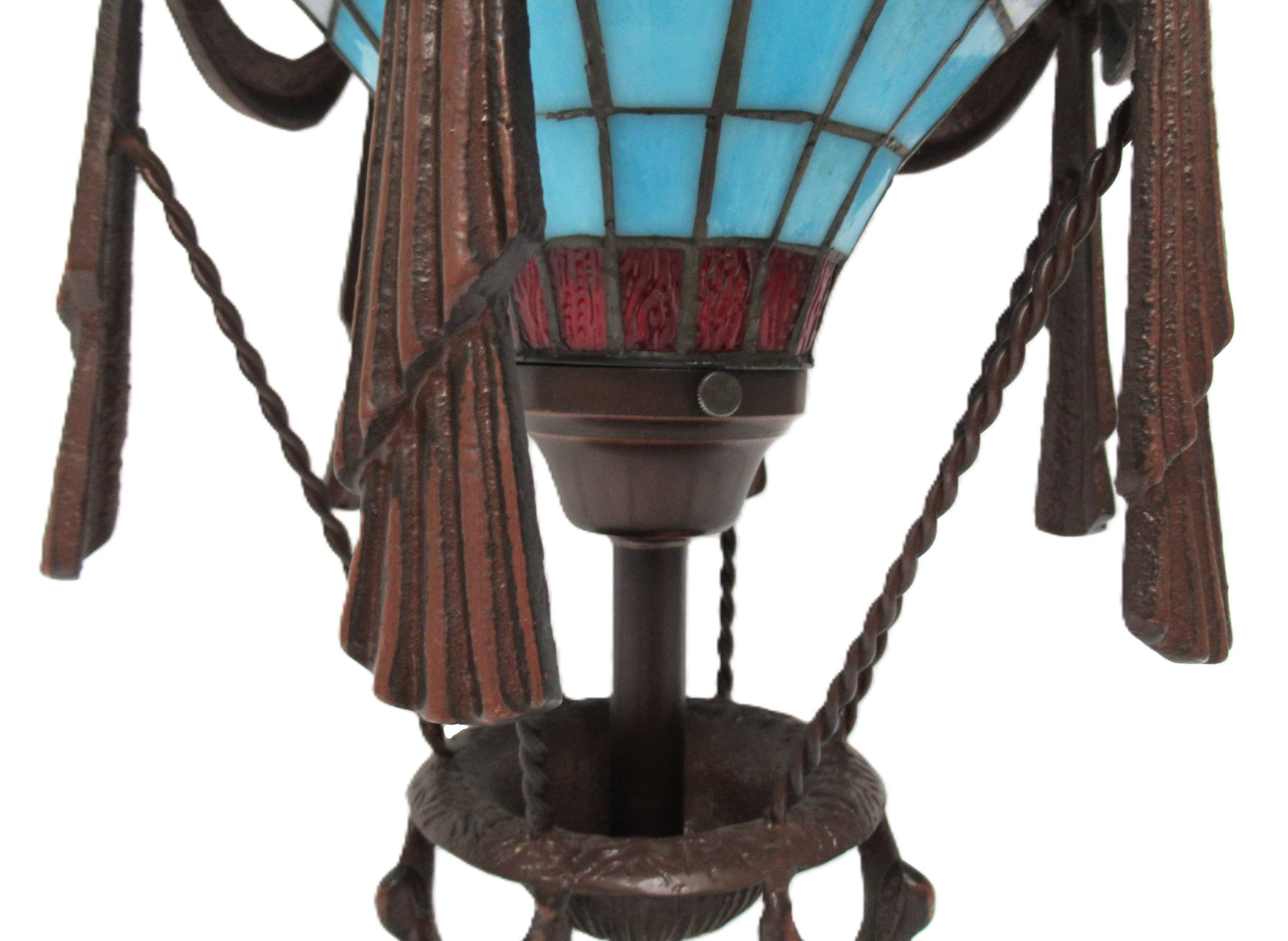 Lampe montgolfière de table en vitrail façon Tiffany