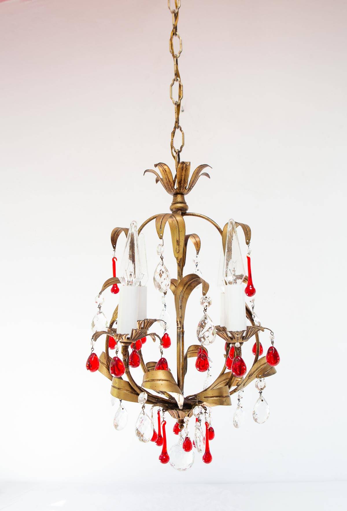 Small Italian chandelier in gilded metal with leaves and red drops, c. 1960.