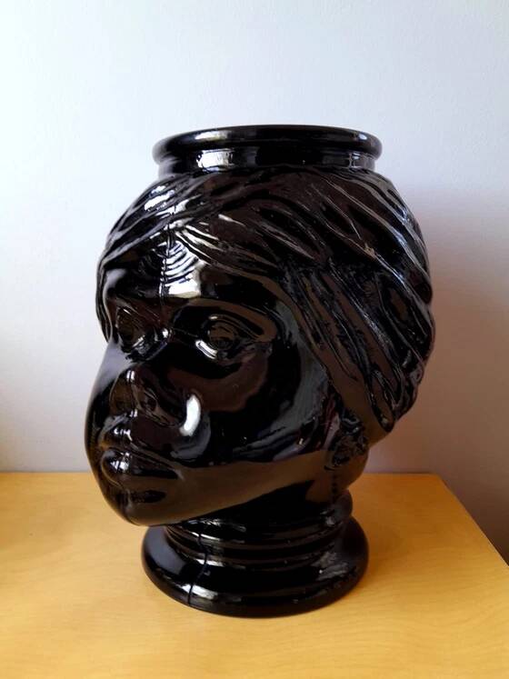 Vase or pot cover in the shape of a Moor's head made of glass from the 1970s.