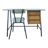 Bureau moderniste et sa chaise