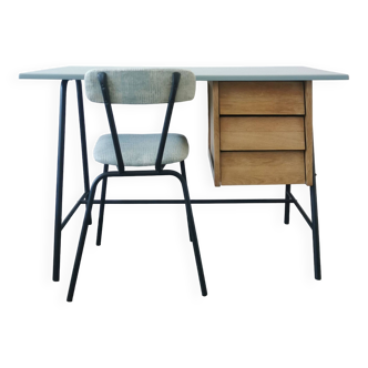 Bureau moderniste et sa chaise