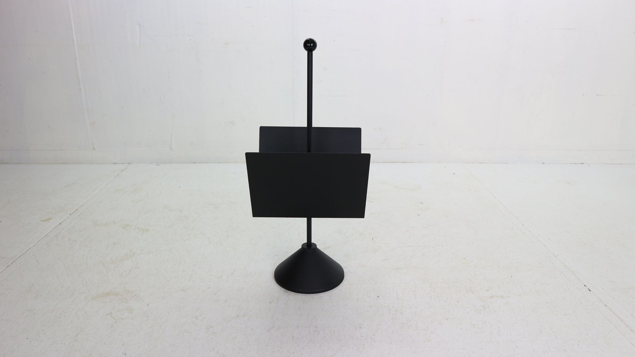 Porada Arredi Black Metal Minimalistic Magazinine Rack, 1980's, Italy