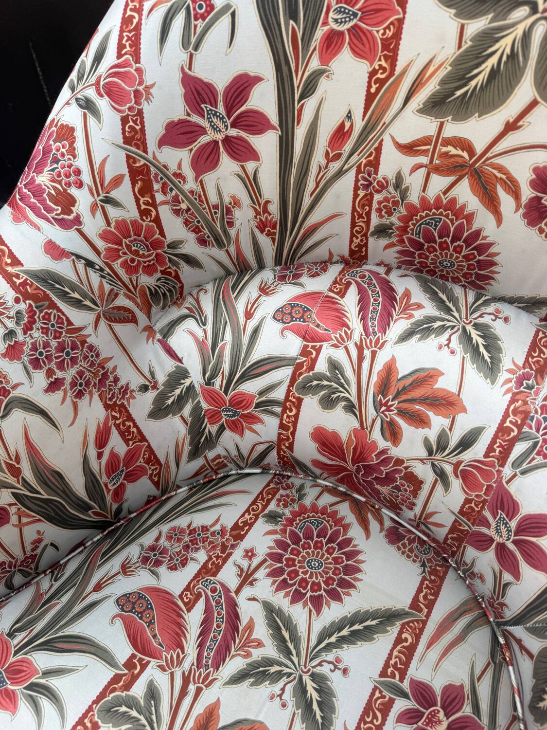 Fauteuil crapaud satin fleuri ancien