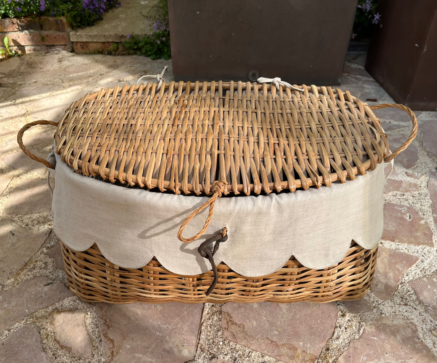 Wicker laundry basket