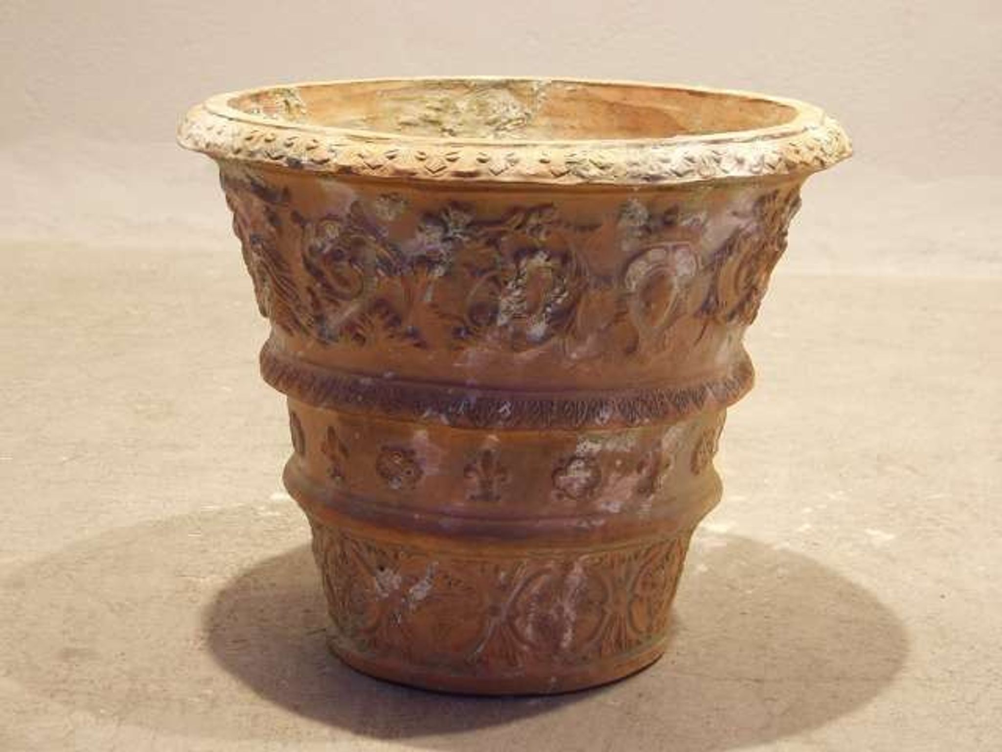 Vase de jardin en terre cuite sculpté