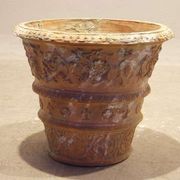 Vase de jardin en terre cuite sculpté
