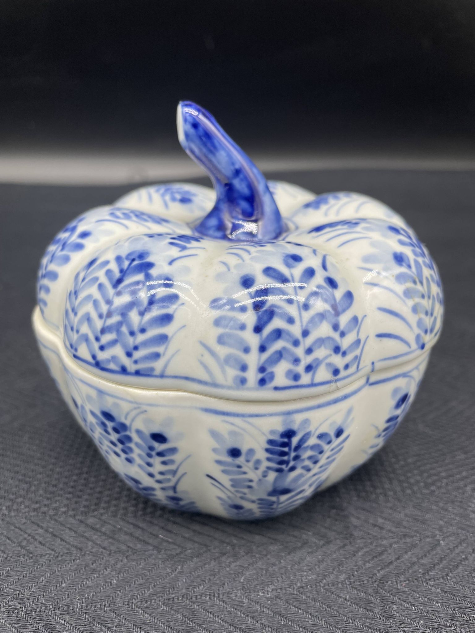 Chinese covered pot, box, jewelry box, pumpkin, white porcelain, China blue plant decor