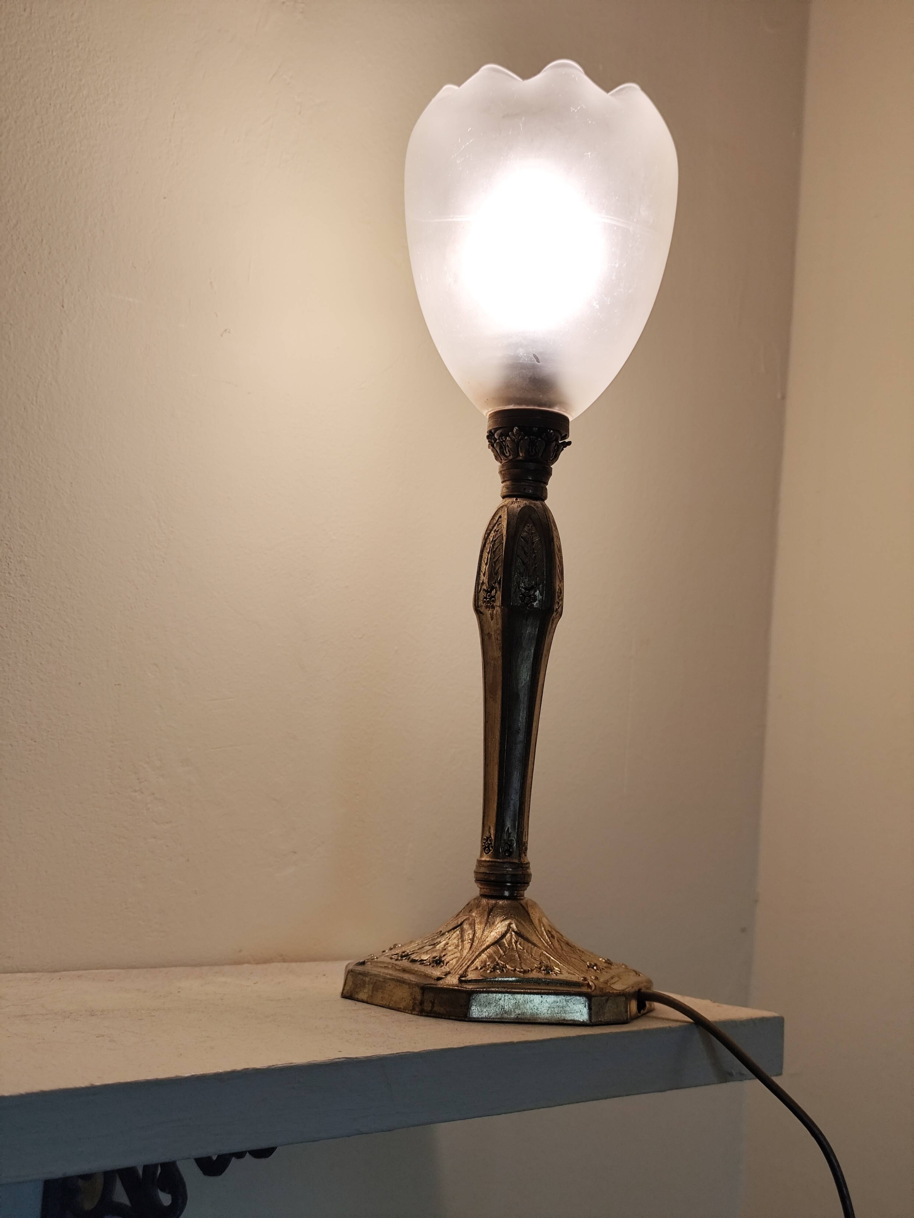 Lamp with a 19th-century chiseled bronze base and antique glass shade