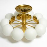 Plafonnier en laiton des années 1960 de style Space Age avec 10 boules en verre par Kaiser.