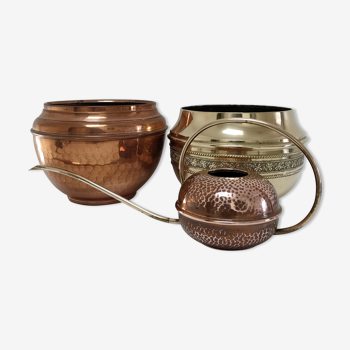 Deux cache-pot et un arrosoir laiton et cuivre vintage