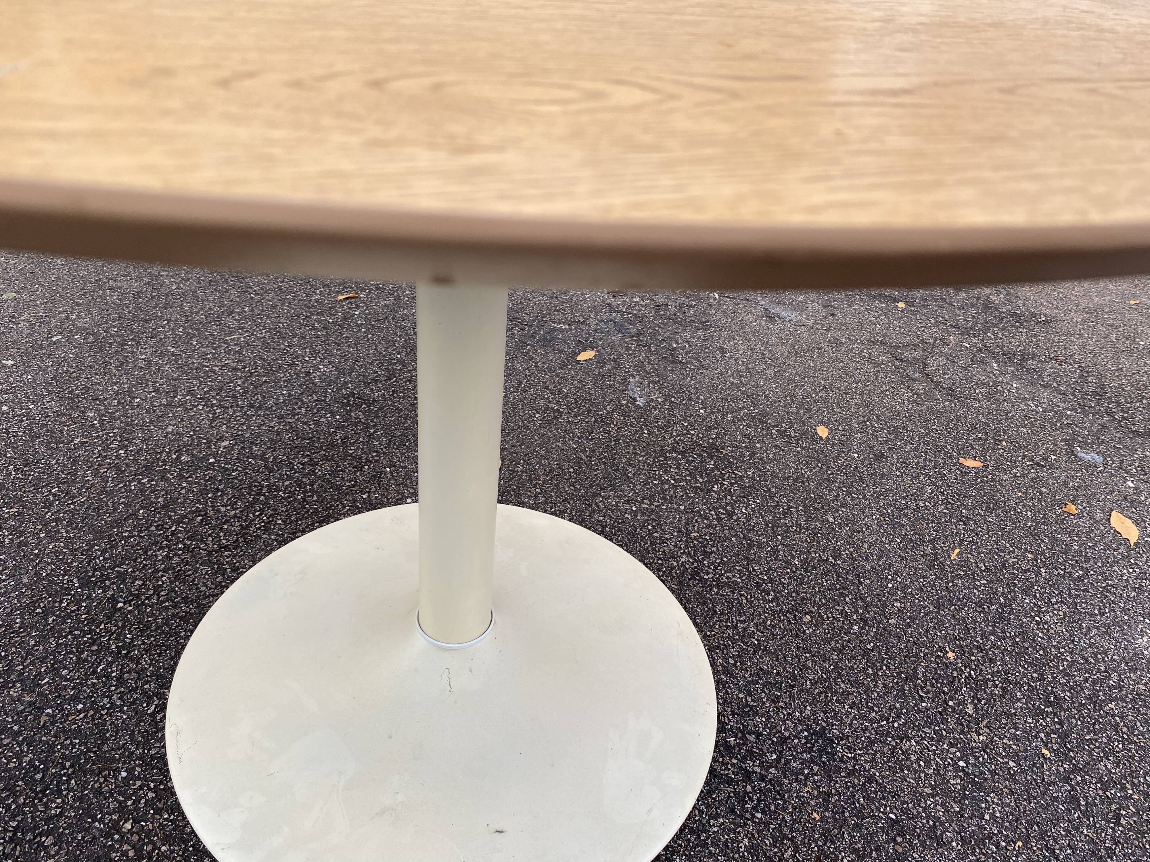 Tulip foot kitchen table