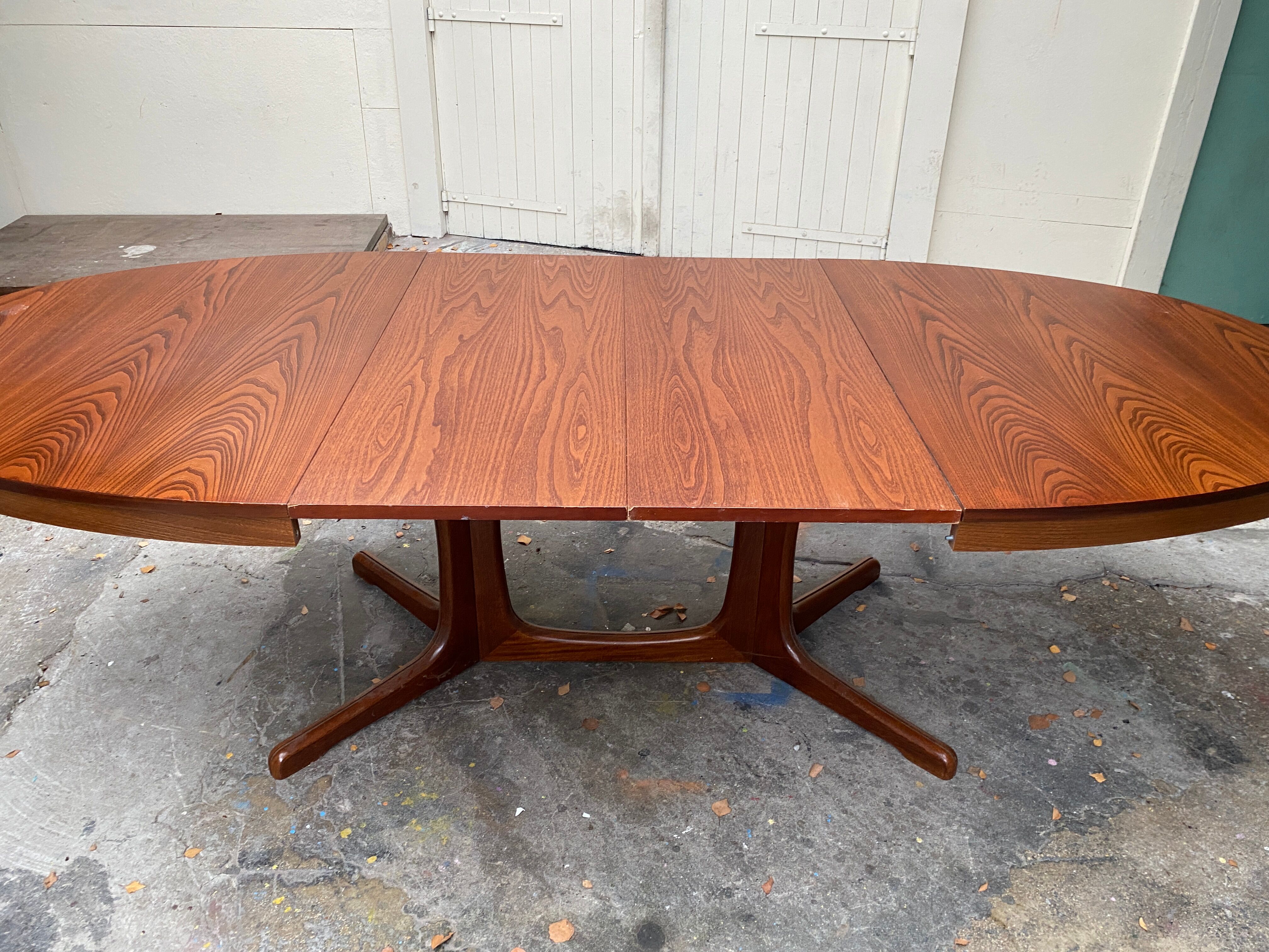 Baumann dining table