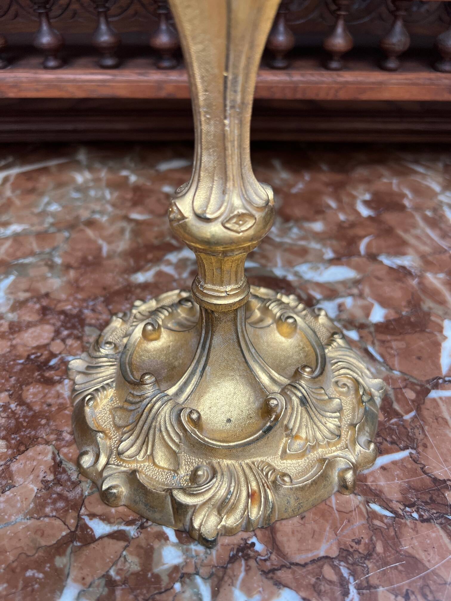 Chandelier de style rococo.