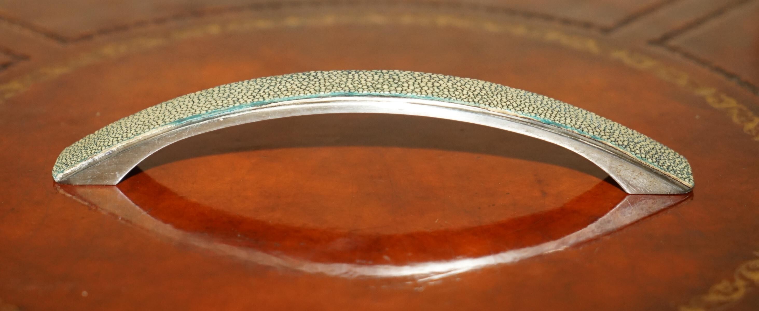 Set of six drawer handles in shagreen.