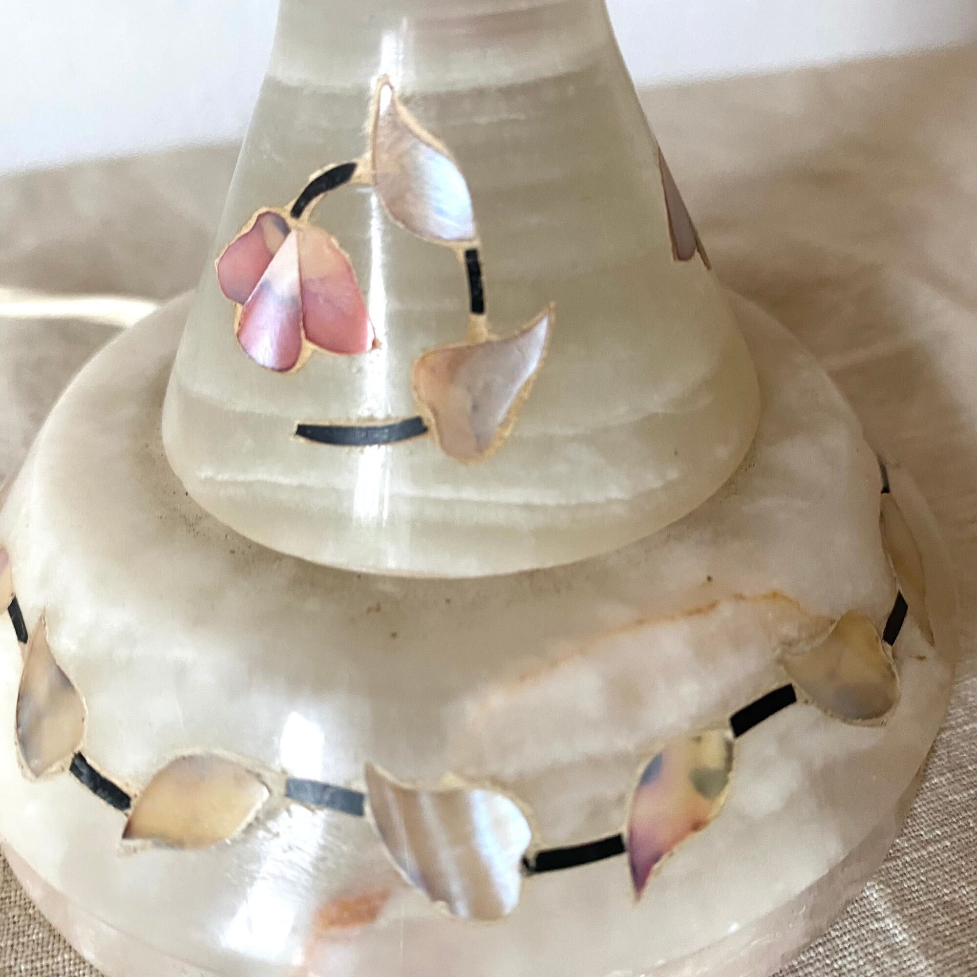 Vintage lamp in alabaster and mother-of-pearl