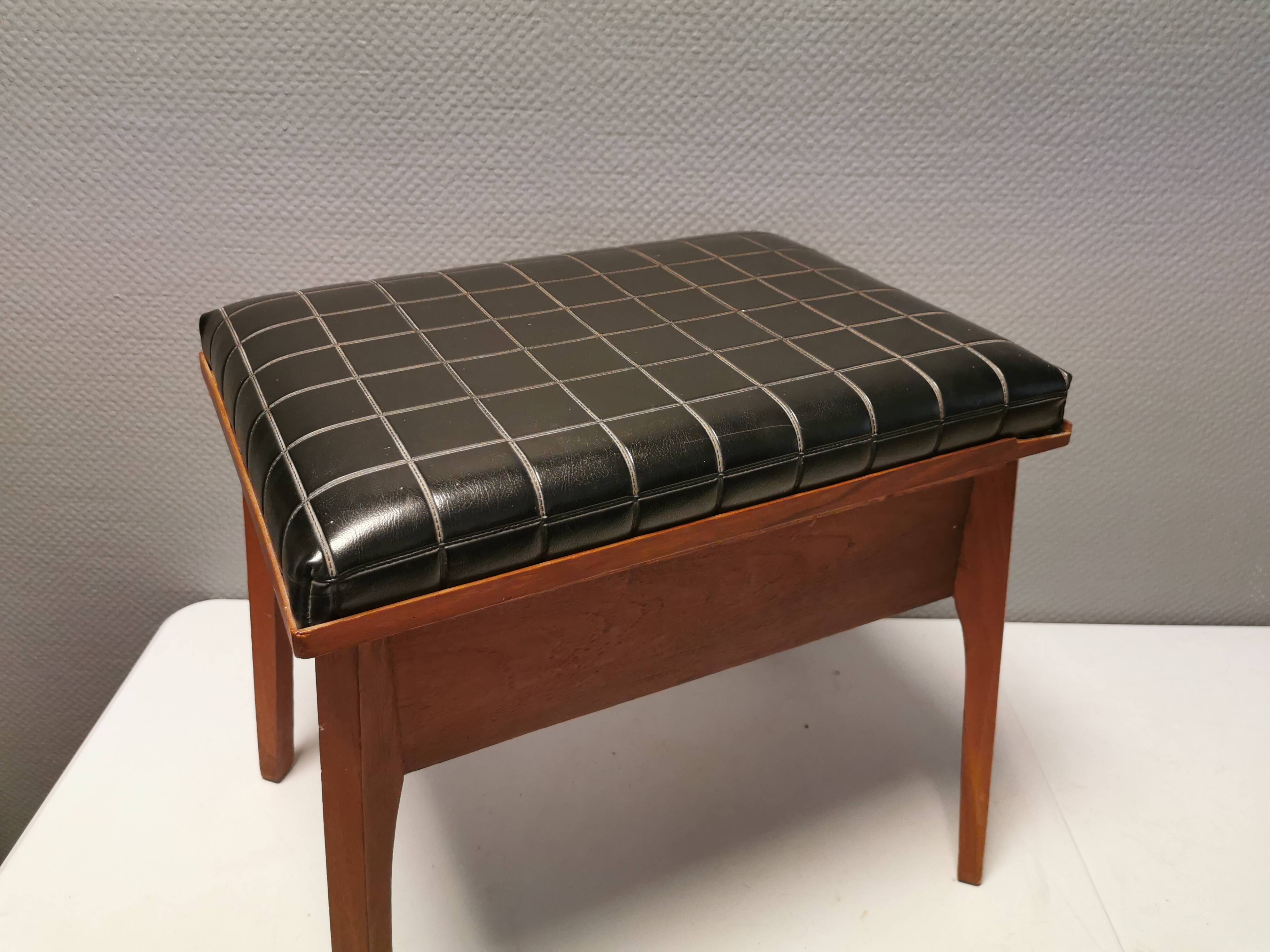 Meuble de rangement/tabouret de fabrication danoise en bois de teck et skaï noir (simili cuir) estimé années 1960-1970