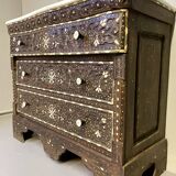 Coffre de mariage syrien avec incrustations de nacre et plateau en marbre, milieu du siècle