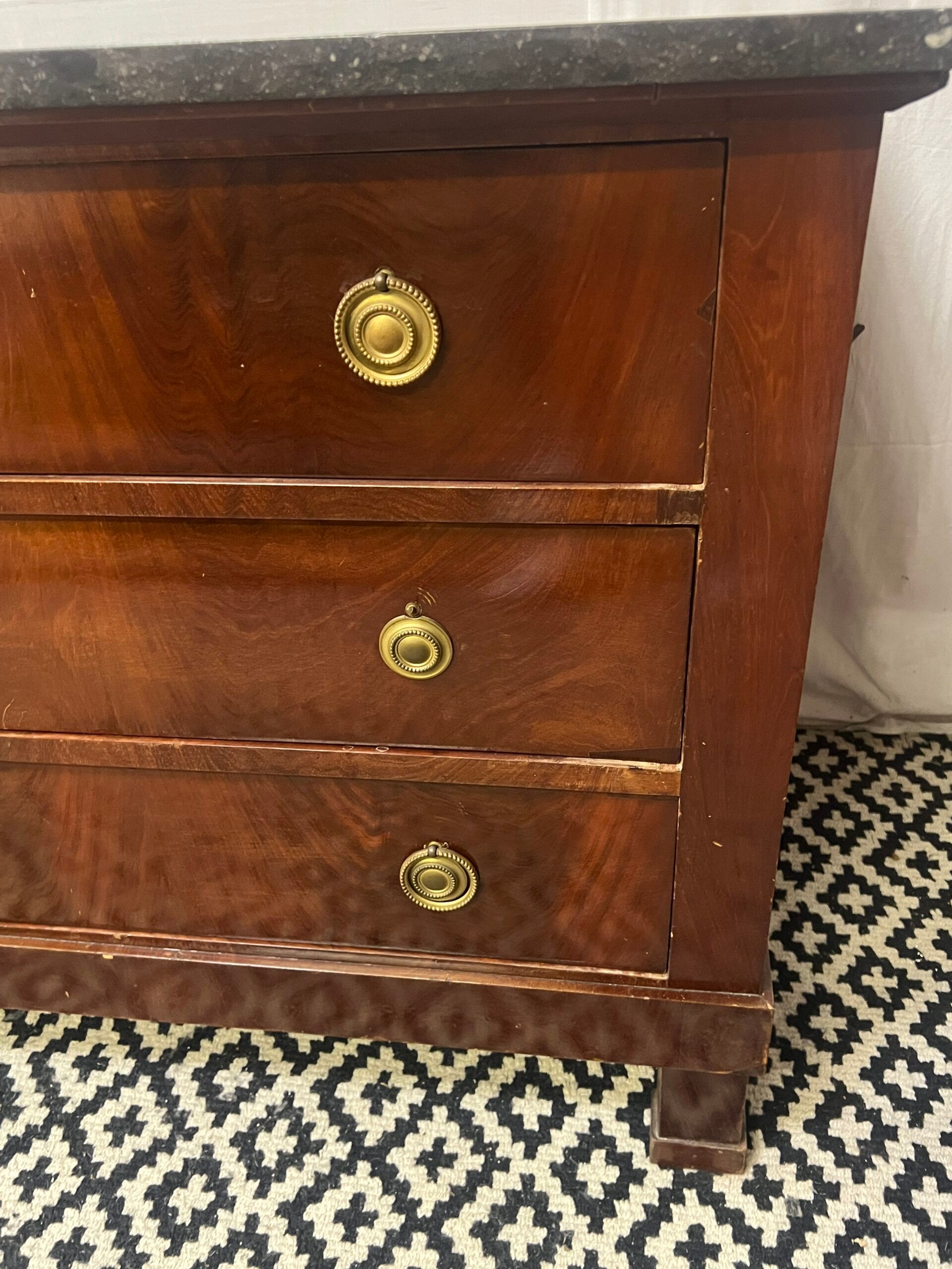 Empire chest of drawers, early 19th century period in mahogany veneer