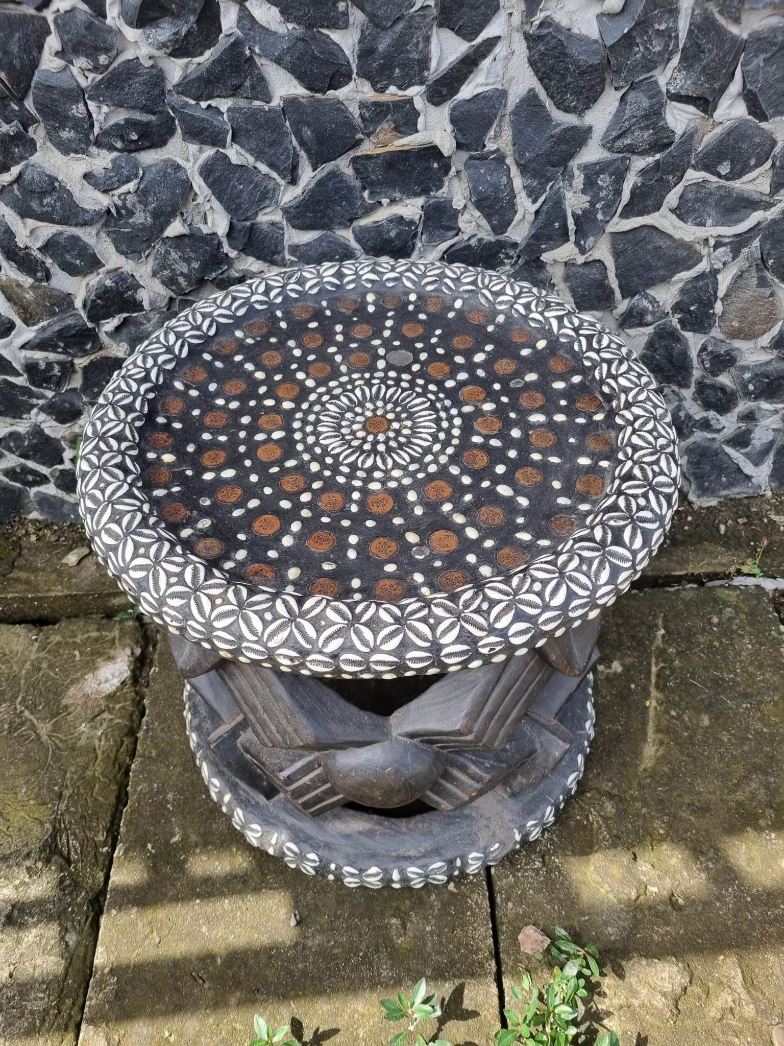 Table basse bamiléké africain décorée avec cauris et pièces