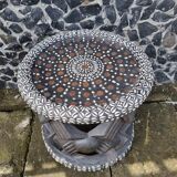 Table basse bamiléké africain décorée avec cauris et pièces