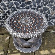 Table basse bamiléké africain décorée avec cauris et pièces