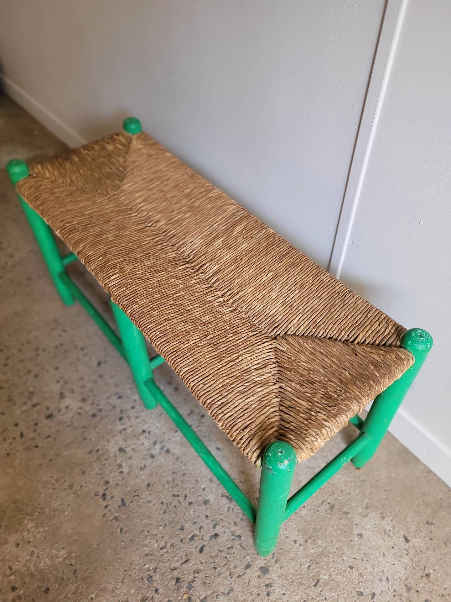 Banc en paille et bois ancien