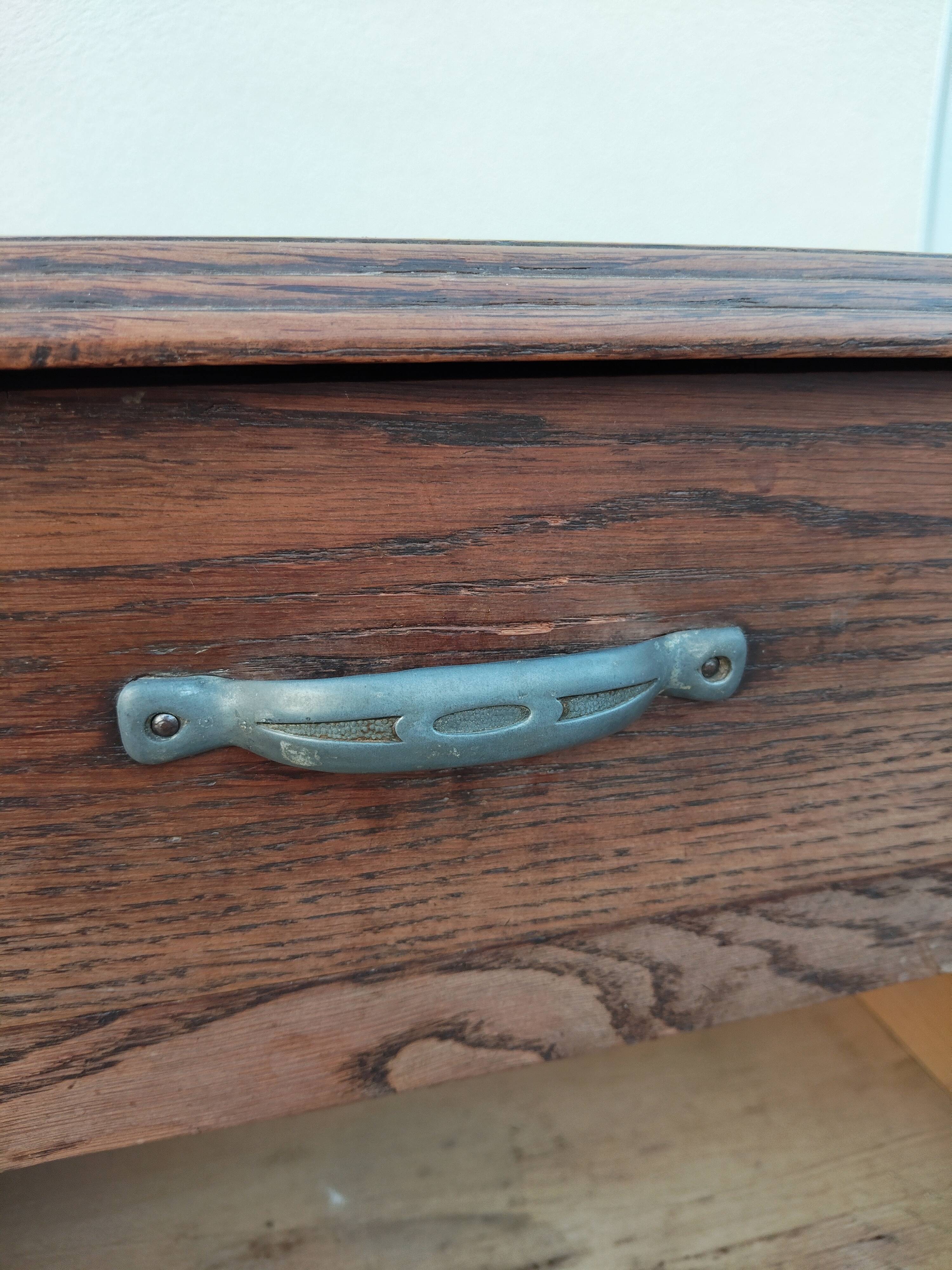 Petit confiturier Art Déco en chêne sculpté