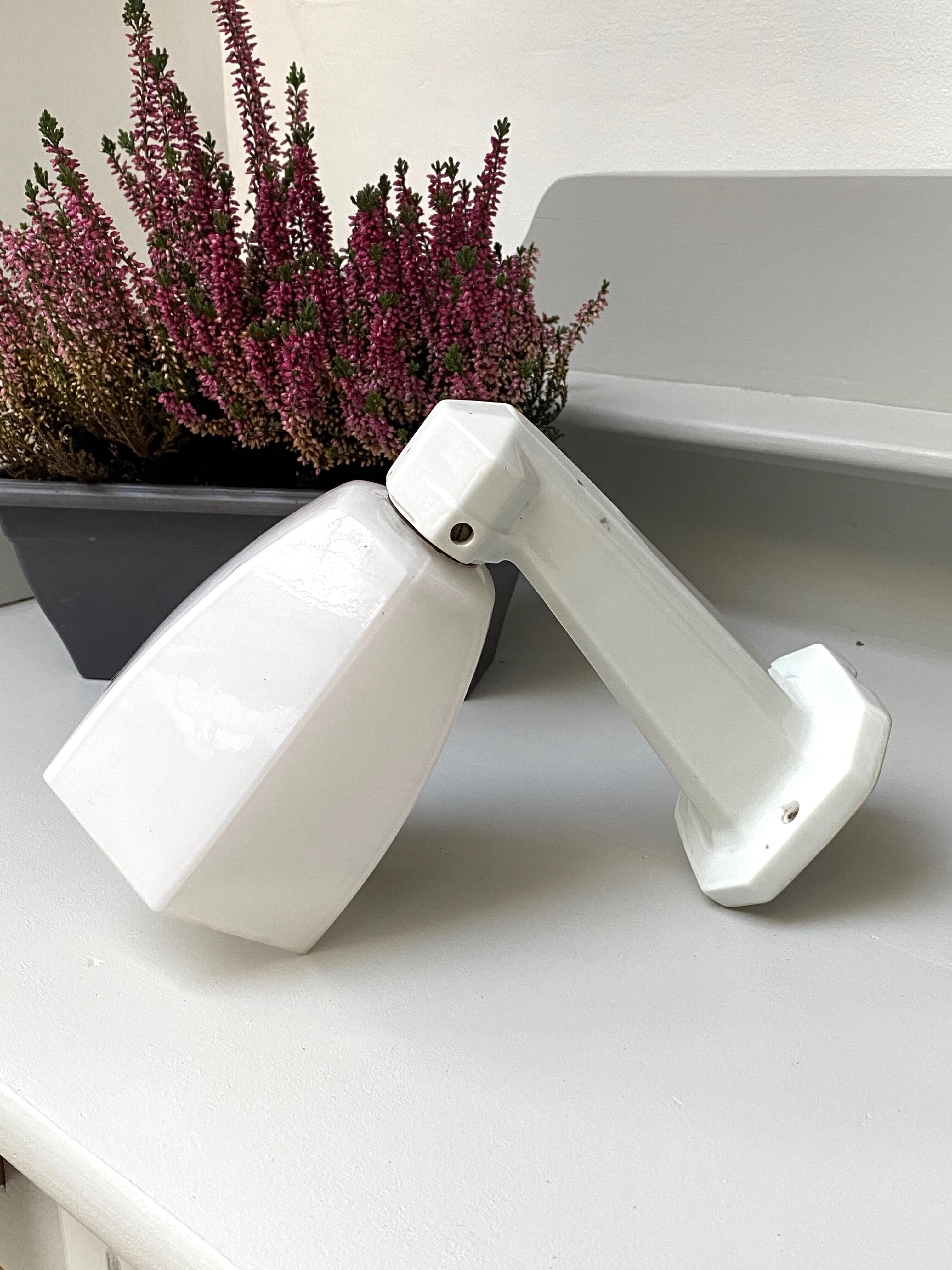 Art deco wall lamp in opaline and porcelain