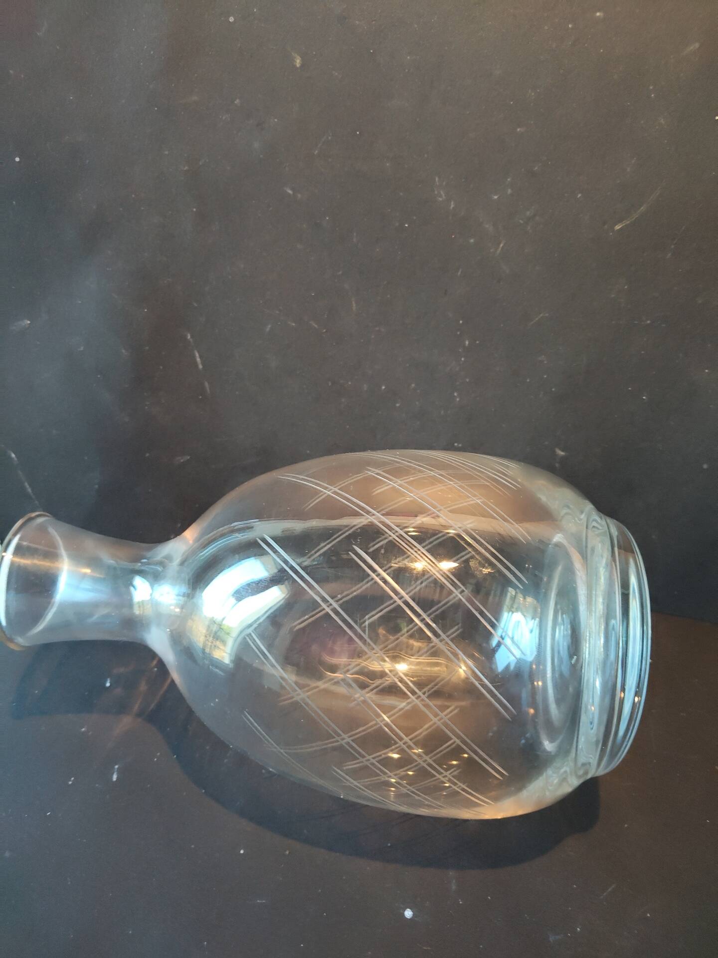 Carafe vintage en verre cristallin gravé – bouchon taillé assorti