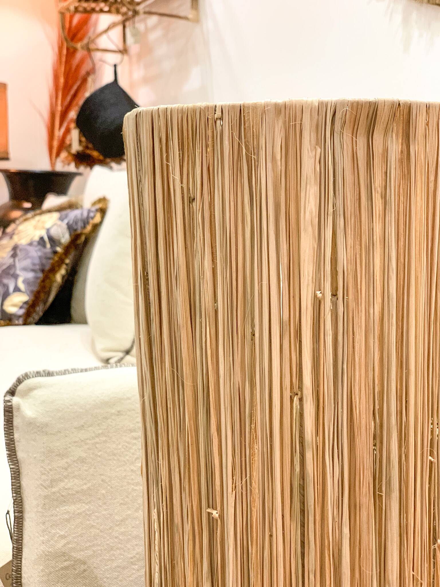 Cylindrical lamp in natural raffia