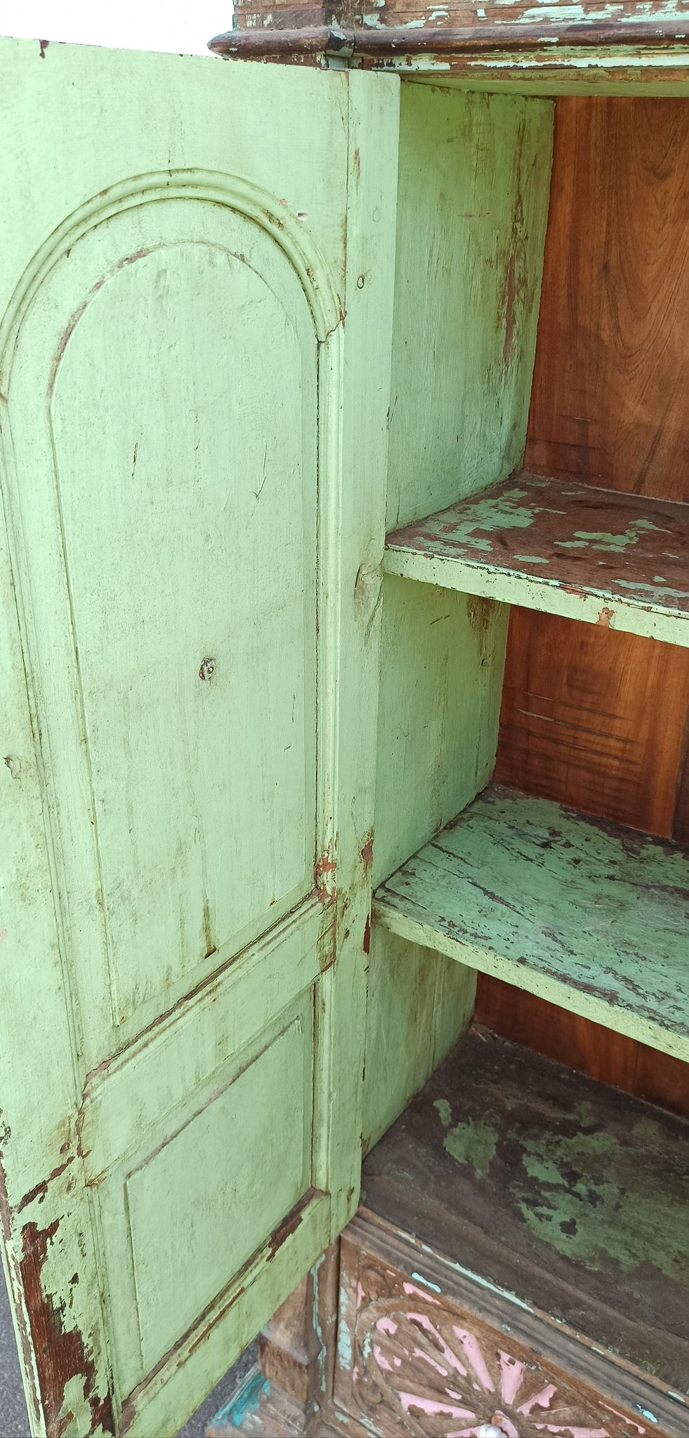 Old wooden cabinet - 2 doors and 1 drawer