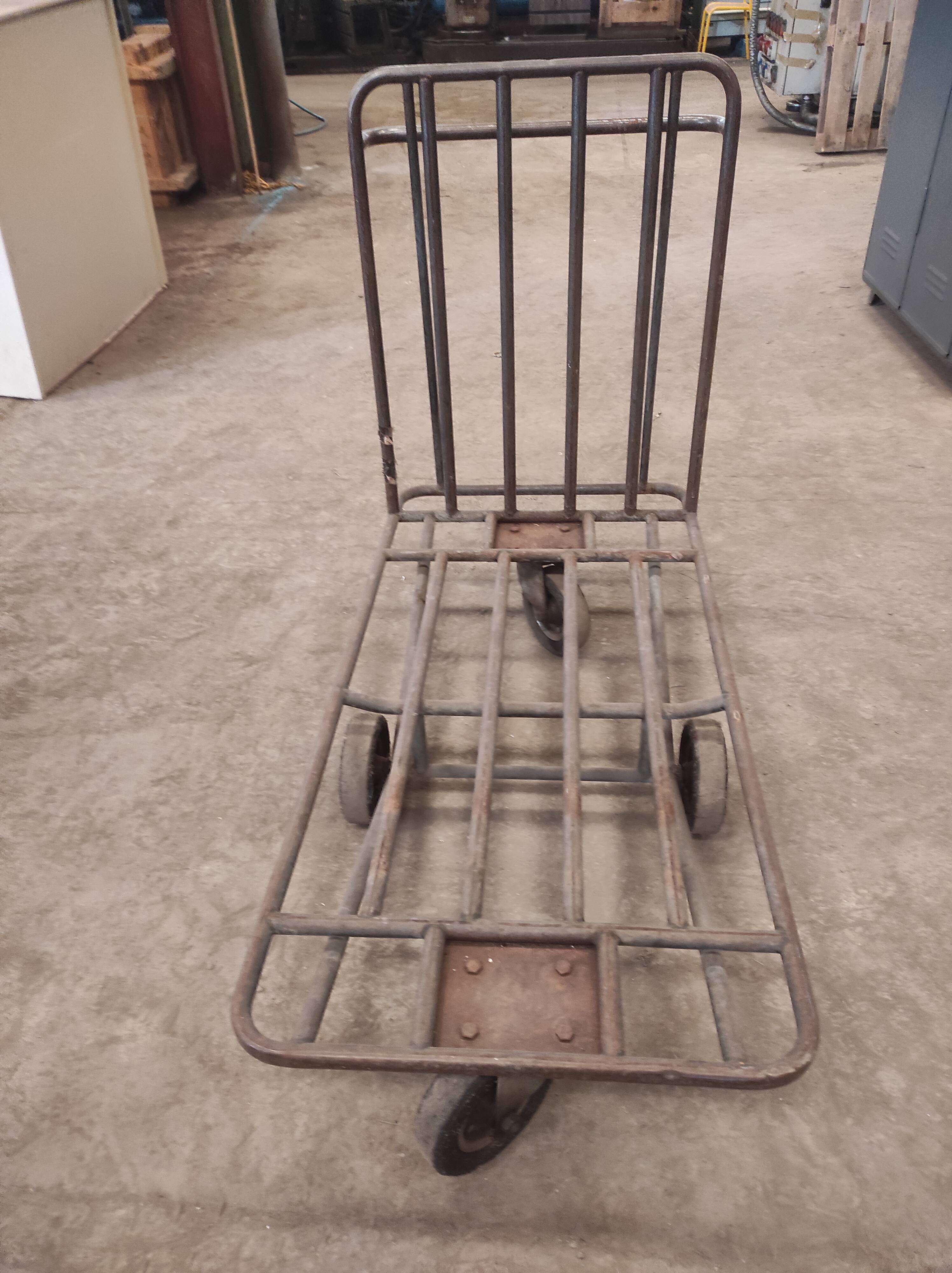 Former industrial workshop cart in metal tubes