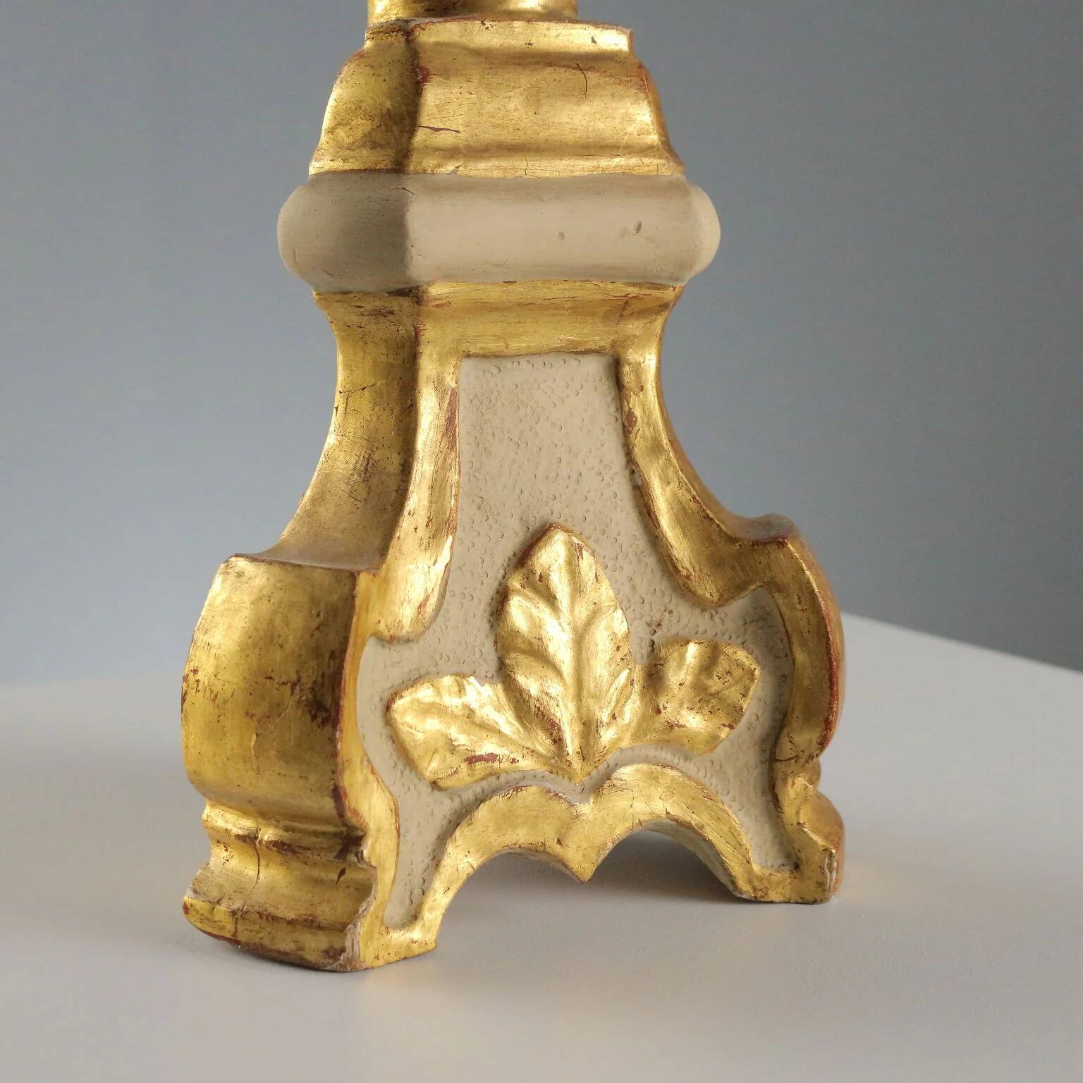 Candélabre ancien en bois sculpté et doré, Italie, XIXe siècle