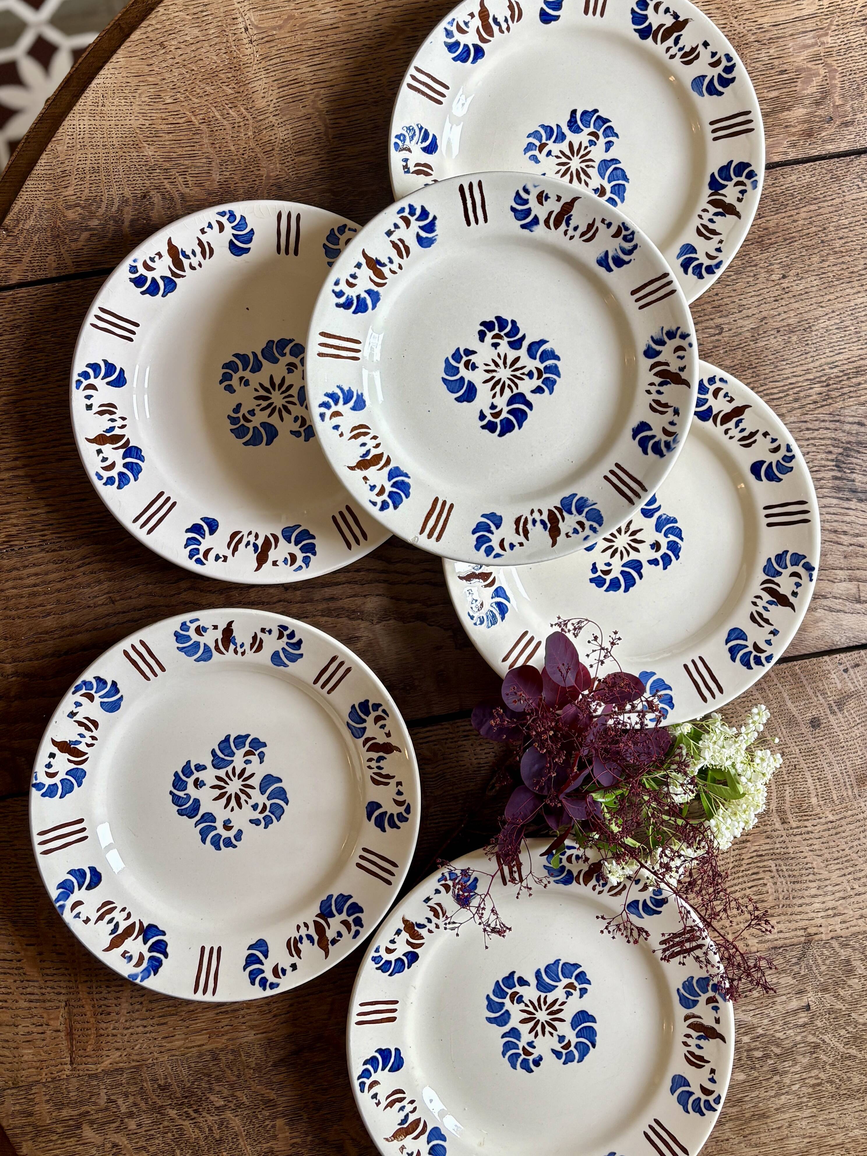 Set of 6 antique plates in the Laval pattern.