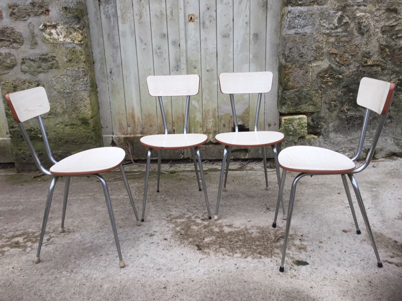 Lot of 4 white chairs