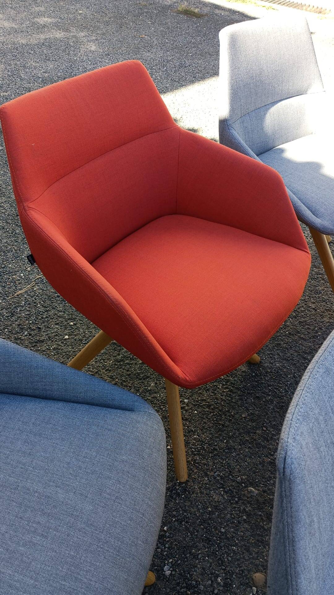 Set of 5 inclass armchairs in fabric and wood – coral red and grey