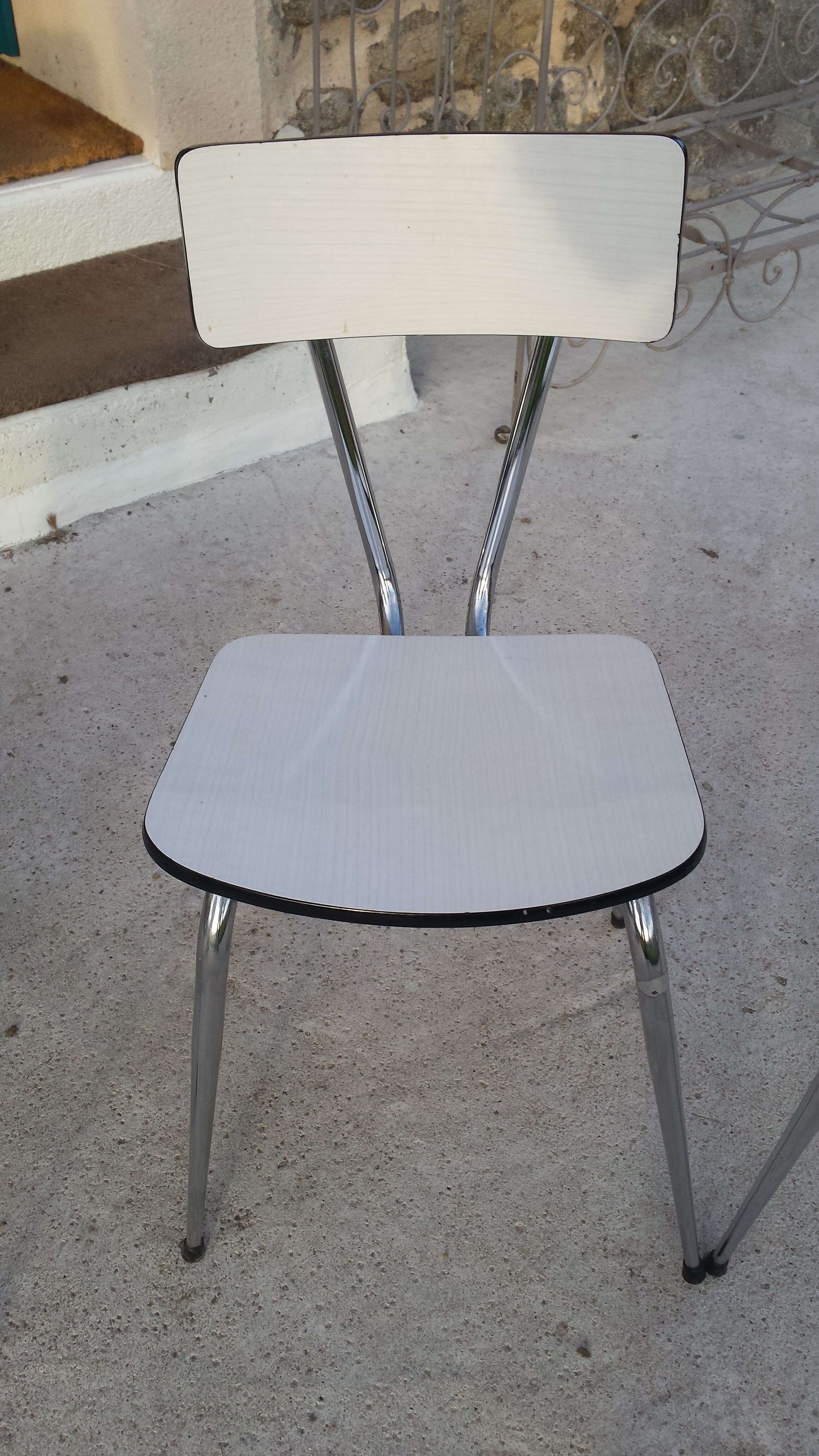 Table and 4 chairs in white formica