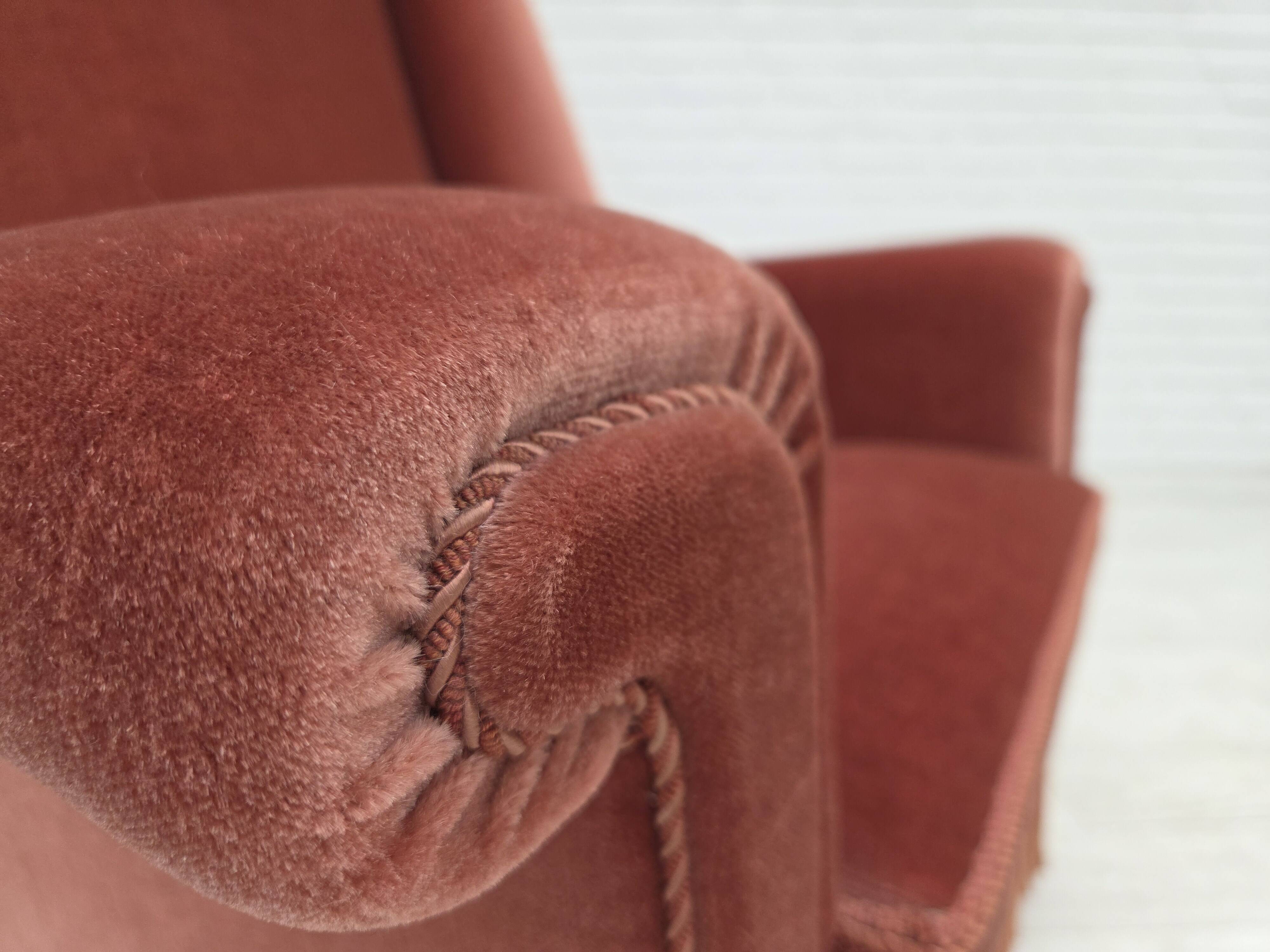 Fauteuil danois à dossier haut, années 1970, velours d'ameublement rose saumon, bois de hêtre.