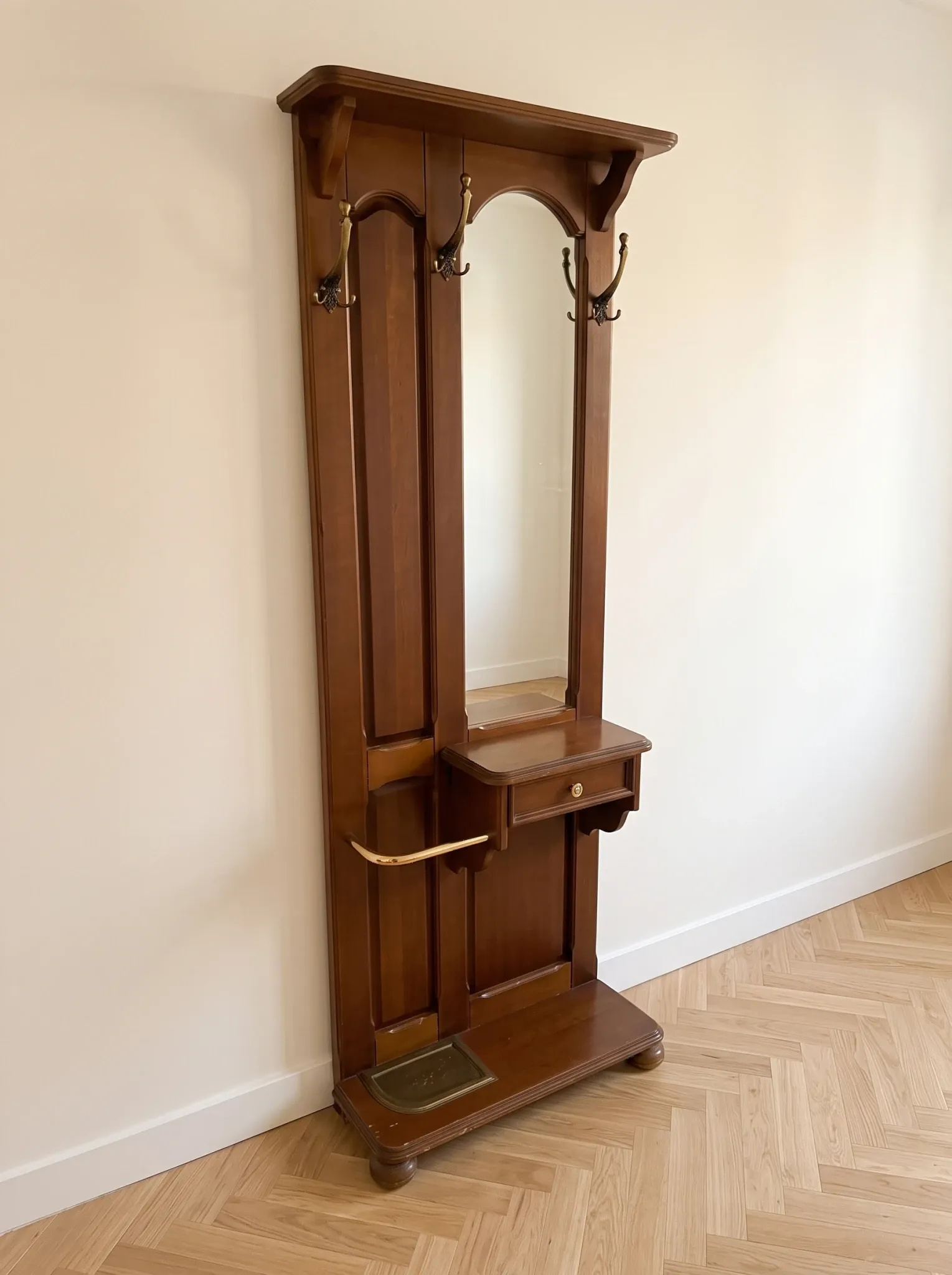 Porte-manteau ancien en bois avec miroir