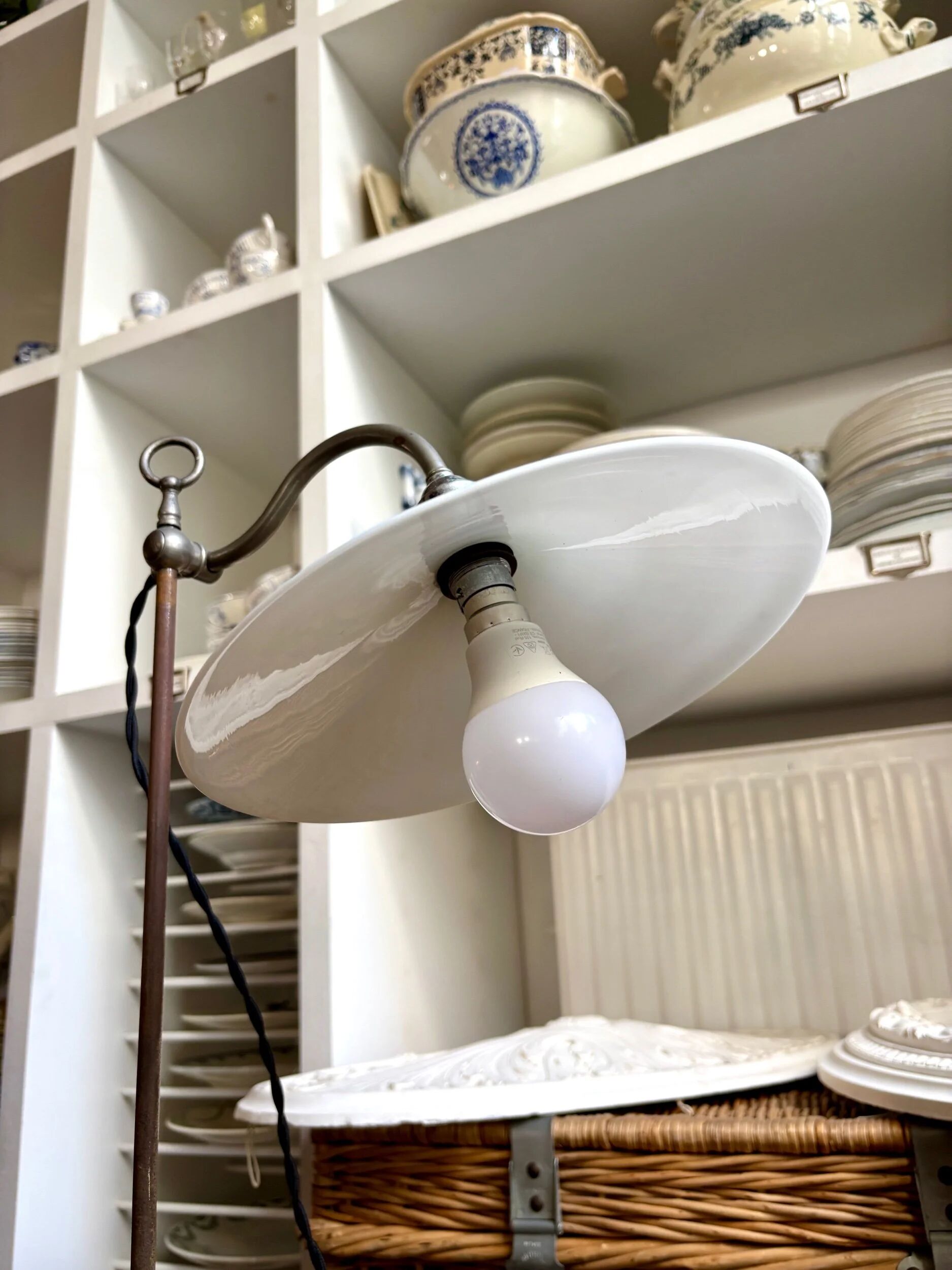 Lampe col de cygne en métal et opaline blanche